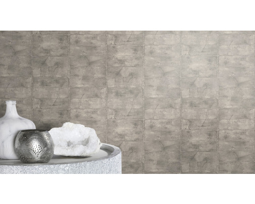 Decoratieve wanddecoratie met tegels in steenlook en woonaccessoires.