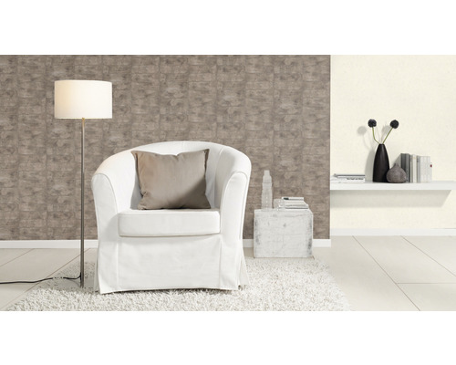 Woonkamer met fauteuil, staande lamp, tapijt en wanddecoratie