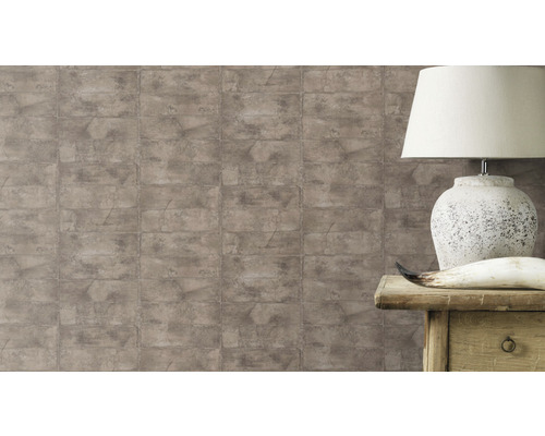 Decoratieve wand met steenlookbehang en tafellamp