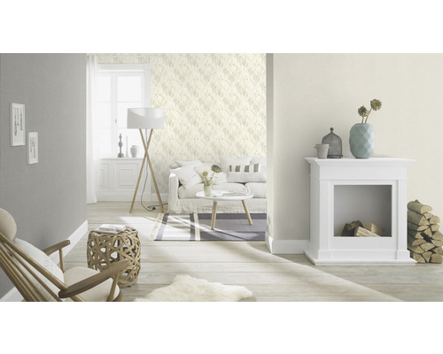 Woonkamer met behang, bank, open haard en houten vloer voor een lichte en vriendelijke sfeer.