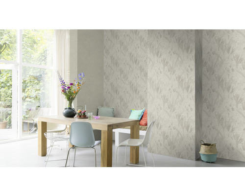 Eetkamer met behang met patroon, eettafel en stoelen