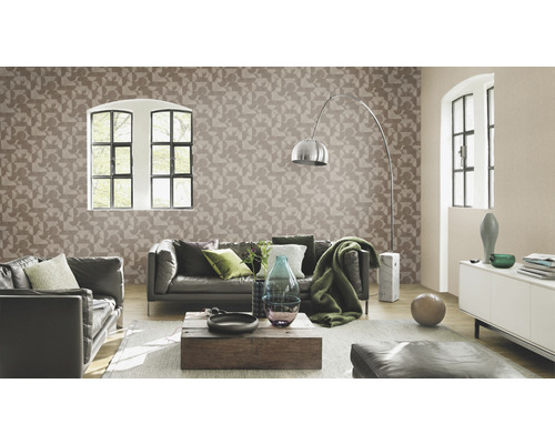 Woonkamer met geometrisch behang, banken, lamp en raam