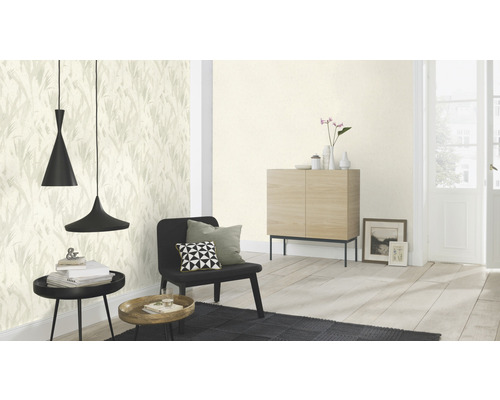 Lichte woonkamer met patroonbehang, tafel, stoel en lampen