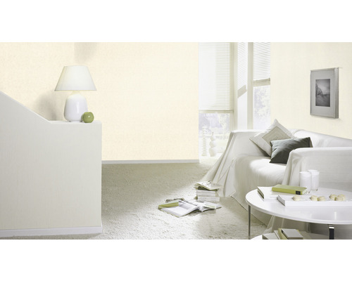 Woonkamer met licht structuurbehang, bank en bijzettafel