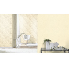 Decoratief behang met bloemmotief in een heldere kamer