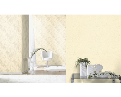 Decoratief behang met bloemmotief in een heldere kamer