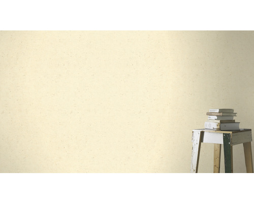 Lichtkleurig vliesbehang in interieur met stapel boeken op klein tafeltje