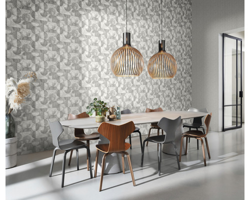 Moderne eetkamer met geometrisch behang, eettafel en hanglampen