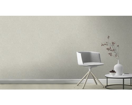 Lichte kamer met decoratief behang, stoel en bijzettafel