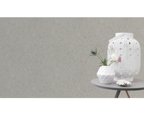 Decoratieve tafelschikking met lantaarn, vaas en decoratie op een klein tafeltje.