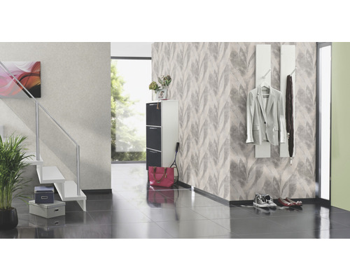 Lichte entree met trap, schoenenkast en kapstok voor een patroonbehang.