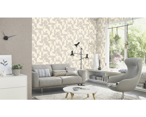 Lichte woonkamer met geometrisch behang, bank en fauteuil