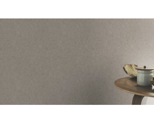 Behang met subtiele structuur en natuurlijke uitstraling op een muur