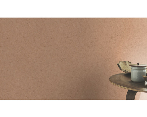 Decoratieve muur met sierelementen op een bijzettafel