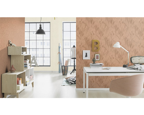 Woonkamer met rekkensysteem, bureau en behang met motief