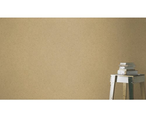 Houtvezelbehang met stapel boeken op een bijzettafel