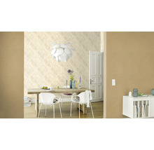 Lichte eetkamer met eettafel, stoelen, hanglamp en behang met motief