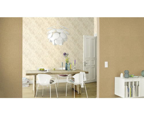 Lichte eetkamer met eettafel, stoelen, hanglamp en behang met motief