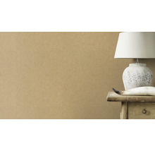 Wanddecoratie met lamp en decoratie op een bijzettafel