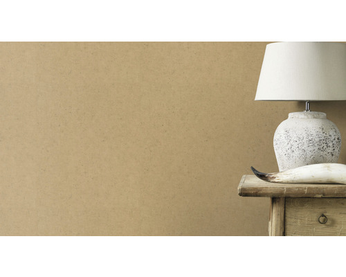 Wanddecoratie met lamp en decoratie op een bijzettafel