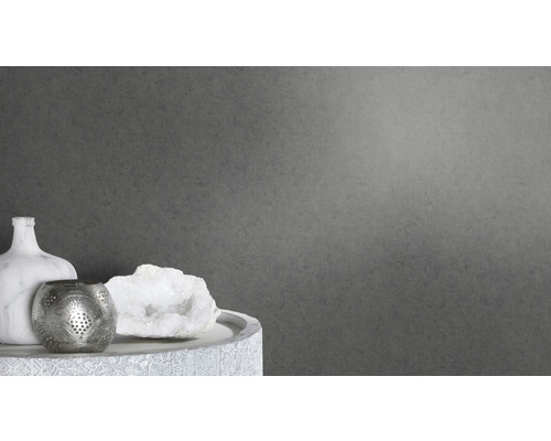 Decoratief stilleven met bloemenvaas, theelichthouder en kwarts op een tafel