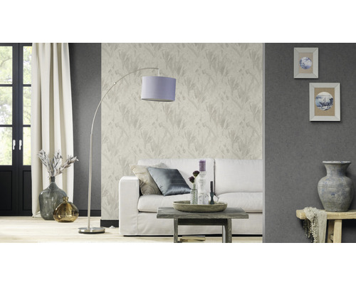 Woonkamer met bank, lamp, tafel en decoratief behang
