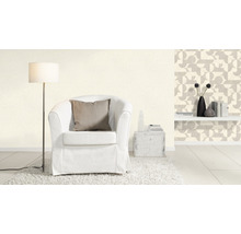 Lichte woonkamer met fauteuil, staande lamp en patroonbehang