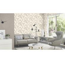 Woonkamer met bank, fauteuil, tafel en wand met geometrisch behang