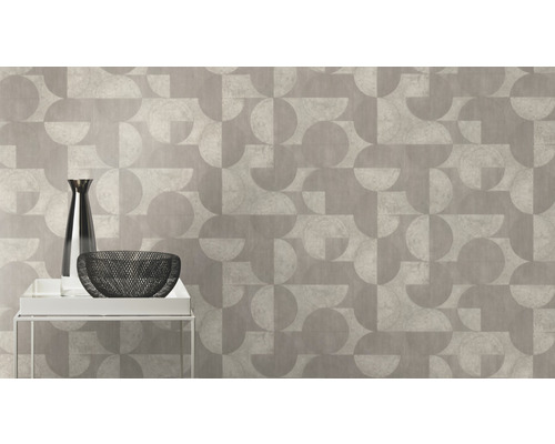 Behang met patroon en geometrische vormen in een ruimte, gedecoreerd met een vaas en schaal op een tafel