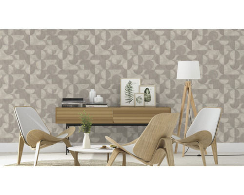 Decoratieve woonkamer met geometrisch behang, dressoir, fauteuils en vloerlamp