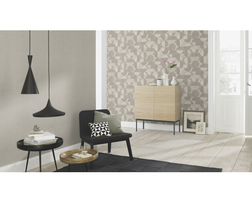 Woonkamer met patroonbehang, hanglampen en moderne meubels voor een lichte sfeer