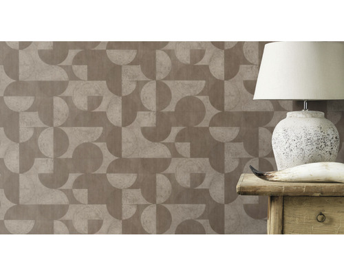 Kamer met geometrisch behang, lamp en tafel