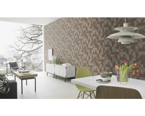 Woonkamer met patroonbehang, eettafel en raam