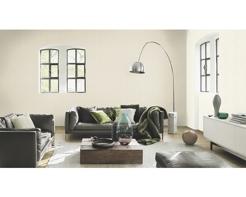 Woonkamer met grijze leren bank, houten tafel en booglamp