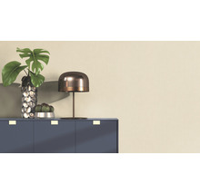 Decoratieve opstelling met tafel, lamp, vaas en kamerplanten op dressoir
