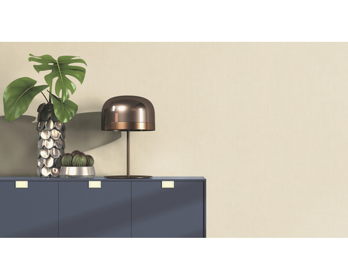 Decoratieve opstelling met tafel, lamp, vaas en kamerplanten op dressoir