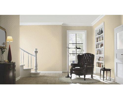 Lichte woonkamer met behang, fauteuil en trap