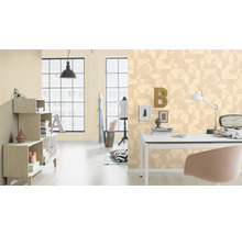 Lichte kamer met bureau, stoel en rekken voor een muur met geometrisch behangpatroon