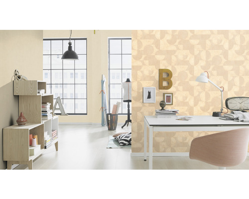 Lichte kamer met bureau, stoel en rekken voor een muur met geometrisch behangpatroon