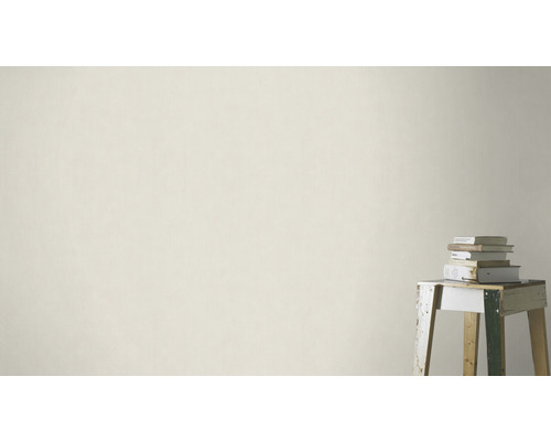 Wanddecoratie met een grove structuur behang en stapel boeken