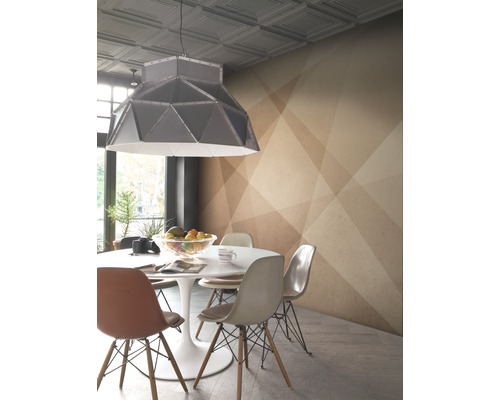 Eetkamer met eettafel, stoelen en geometrisch behang