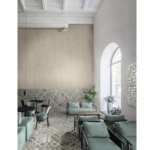 Interieur met vloer- en wandtegels, zitplaatsen en decoratieve elementen.