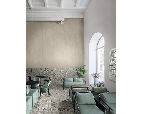 Interieur met vloer- en wandtegels, zitplaatsen en decoratieve elementen.