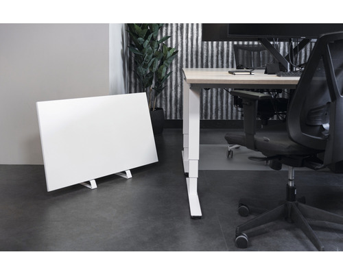 Kantoor met bureau, bureaustoel en radiator