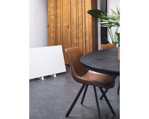 Eetkamer met eettafel, stoelen, radiator en houten kast