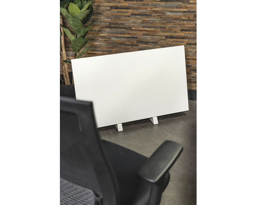 Vrijstaande witte geluidswerende wand in kantoor