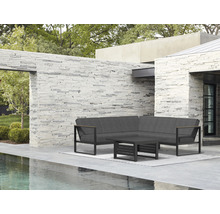 Tuinscene met loungeset en tafel op een terras