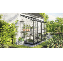 Kas met plantenplanken in de tuin