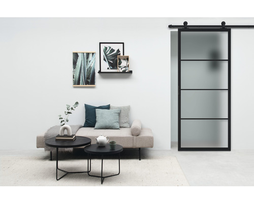 Woonkamer met schuifdeur, bank, salontafels en wanddecoratie