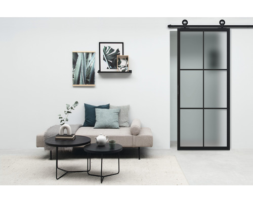 Woonkamer met daybed, salontafel, wanddecoratie en schuifdeur